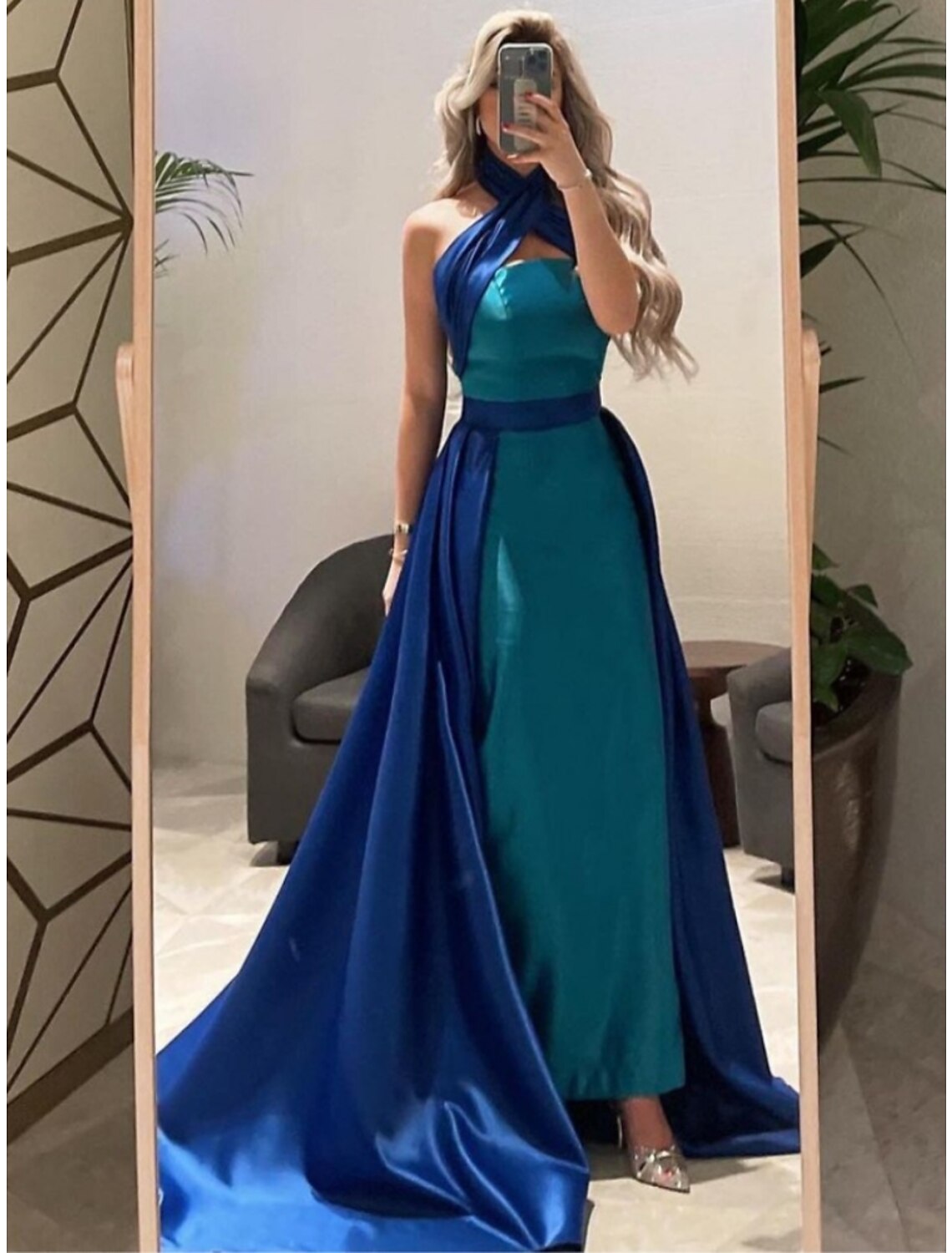 A-Linie Abendkleid Elegantes Kleid Formelle Hofschleppe Ärmellos Neckholder Satin mit Falten